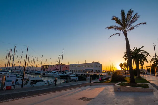Alghero şehir (bir liman) Sardunya üzerinde bir günbatımı, İtalya