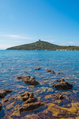 Alghero, Sardunya'daki Neptün Mağarası (Grotta di Nettuno) yakınlarındaki deniz kenarı 