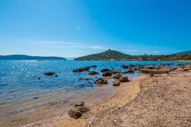 Alghero, Sardunya'daki Neptün Mağarası (Grotta di Nettuno) yakınlarındaki deniz kenarı 