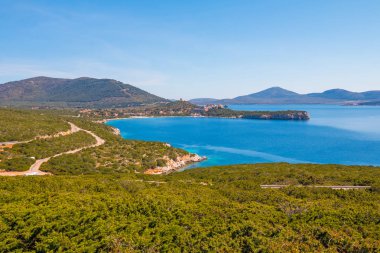 Alghero, Sardunya'daki Neptün Mağarası (Grotta di Nettuno) yakınlarındaki deniz kenarı 