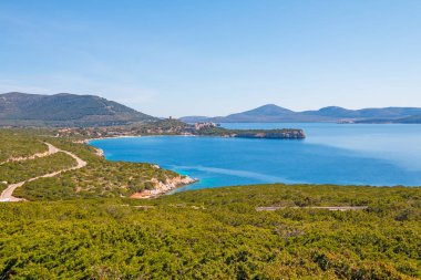 Alghero, Sardunya'daki Neptün Mağarası (Grotta di Nettuno) yakınlarındaki deniz kenarı 