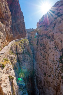 Alghero, Sardunya'daki Neptün Mağarası (Grotta di Nettuno) yakınlarındaki deniz kenarı 