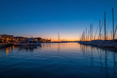 Alghero şehir (bir liman) Sardunya üzerinde bir günbatımı, İtalya