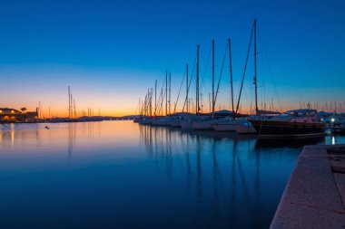 Alghero şehir (bir liman) Sardunya üzerinde bir günbatımı, İtalya