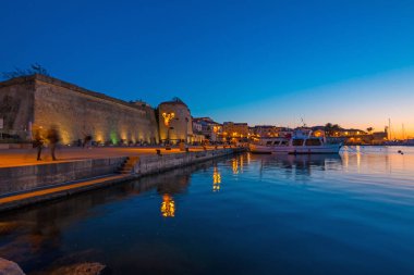 Alghero şehir (bir liman) Sardunya üzerinde bir günbatımı, İtalya