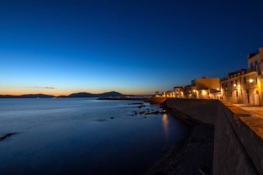Alghero şehir (bir liman) Sardunya üzerinde bir günbatımı, İtalya