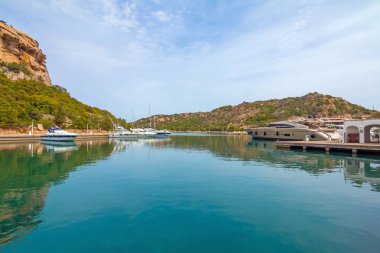 Güzel Sardunya liman Poltu Quatu ve dağlar. Poltu Quatu, Sardunya, İtalya