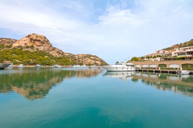 Güzel Sardunya liman Poltu Quatu ve dağlar. Poltu Quatu, Sardunya, İtalya