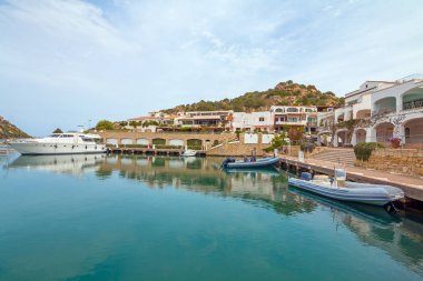 Güzel Sardunya liman Poltu Quatu ve dağlar. Poltu Quatu, Sardunya, İtalya