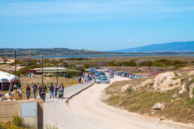 Sinis, Sardunya - 9 Haziran 2017: İnsanlar Sardinya'nın San Giovanni kentinde Tharros harabelerini görecekler