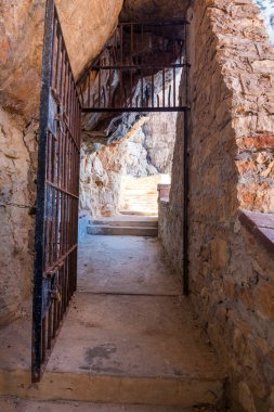 Alghero, Sardunya'daki Neptün Mağarası'na (Grotta di Nettuno) Giden Yol 