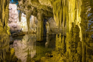 Grotte di Nettuno, Sardunya, İtalya - 12 Haziran 2017: Neptün'ün mağarasının manzara manzarası. Sardunya. İtalya