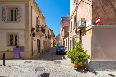 Olbia, İtalya - 10 Haziran 2017: Alfa Romeo Olbia, Sardunya, İtalya'da sokakta duruyor.
