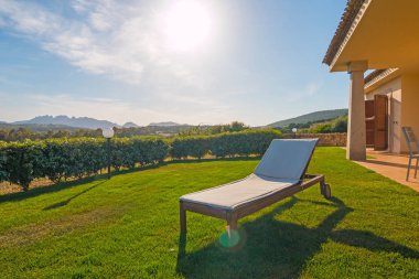 Büyük teras ve çim ile yeni modern ev. Bir gün içinde çekilen fotoğraf. 