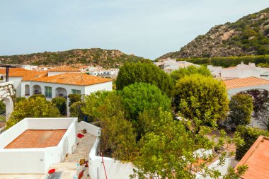 Stintino yakınlarındaki güzel turkuaz maviakdeniz Pelosa plaj, Sardunya, İtalya.