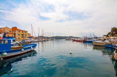 La Maddalena, Sardunya, İtalya - 11 Haziran 2017: La Maddalena adasında tekne ve yatlarla liman, Sardunya, Sardegna, İtalya
