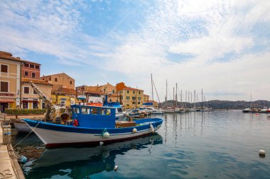 La Maddalena, Sardunya, İtalya - 11 Haziran 2017: La Maddalena adasında tekne ve yatlarla liman, Sardunya, Sardegna, İtalya