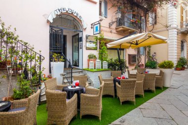 La Maddalena, İtalya - 10 Haziran 2017: La Maddalena, Sardunya, Sardegna, İtalya'nın eski şehrindeki restoranın görünümü