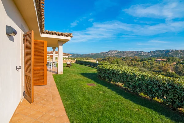 Nueva Casa Moderna Con Gran Terraza Césped Foto Tomada Durante — Foto de Stock