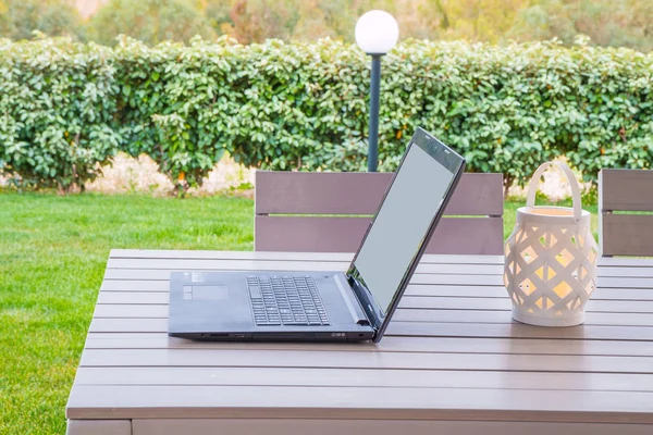 Dizüstü bilgisayar, ahşap masa üzerinde tablet, çalışmaya hazır