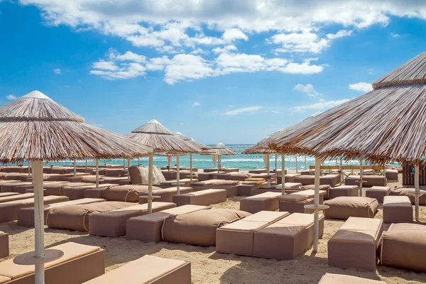 Ligbedden Met Parasols Wit Zandstrand Villasimius Beach Sardinië Eiland Italië — Stockfoto