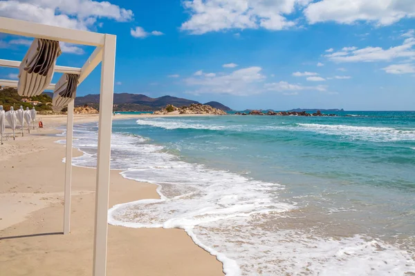 Ligbedden Met Parasols Wit Zandstrand Villasimius Beach Sardinië Eiland Italië — Stockfoto