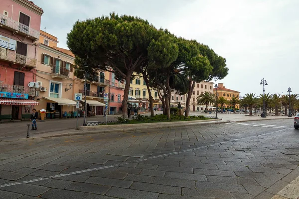 Maddalena Włochy Czerwca 2017 Widok Ulicy Miasta Maddalena Niektórymi Palmami — Zdjęcie stockowe