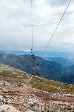 Chopok, Slovakya - 13 Ağustos 2017 : Jasna Low Tatras'taki Chopok istasyonundaki teleferik kabinleri. Slovakya'nın en büyük kayak merkezidir.