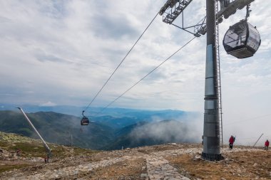 Chopok, Slovakya - 13 Ağustos 2017 : Jasna Low Tatras'taki Chopok istasyonundaki teleferik kabinleri. Slovakya'nın en büyük kayak merkezidir.