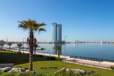 Ras Al Khaimah, Bae - 31 Aralık 2017: Otel odasından Ras Al Khaimah şehrine ve limana manzara