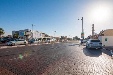 Dubai, Bae - 31 Aralık 2017: Jumeirah Caddesi'ndeki arabalar (Jumeirah Hotel ve Burj Al Arab yakınında) güneşli bir günde
