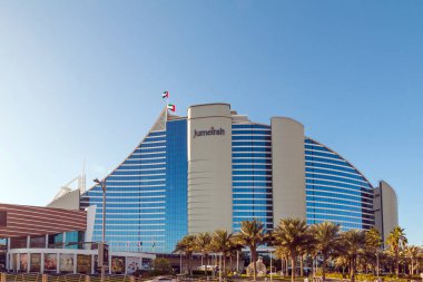Dubai, Bae - 31 Aralık 2017: Jumeirah Caddesi'ndeki arabalar (Jumeirah Hotel ve Burj Al Arab yakınında) güneşli bir günde
