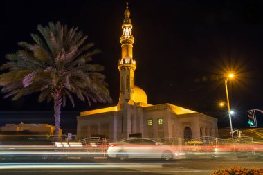 Dubai'de Burj Al Arab oteli ve Jumeirah Hotel yakınlarındaki hhighlighted camii
