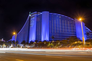 Dubai, Bae - 31 Aralık 2017: Jumeirah Hotel, Jumeirah Caddesi'nde gece
