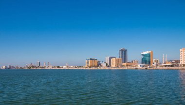 Güneşli bir günde Ras Al Khaimah . Arka planda liman ile güzel koya görünüm