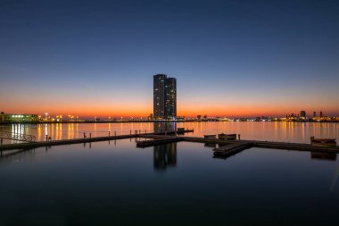 Ras Al Khaimah gece leyin. Arka planda liman ile güzel koya görünüm