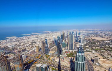 Dubai, Bae - 2 Ocak 2018: Dubai, Bae'de Sheikh Zayed Road'daki gökdelenler. Burj Khalifa gözlem masasından Downtown Dubai görünümü.