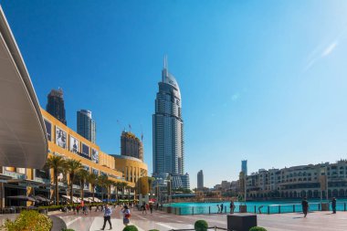 Dubai, Bae - 2 Ocak 2018: Downtown Dubai silueti, Dubai çeşmesinden manzara. Gökdelenler ile Modern şehir manzarası, güneşli bir günde perspektif ile kaldırım.