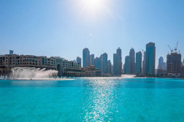 Dubai, Bae - 2 Ocak 2018: Downtown Dubai silueti, Dubai çeşmesinden manzara. Gökdelenler ile Modern şehir manzarası, güneşli bir günde perspektif ile kaldırım.