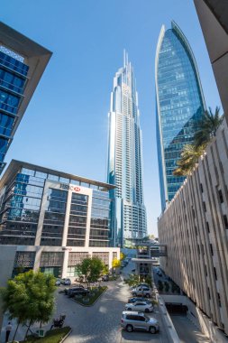 Dubai, Bae - 2 Ocak 2018: Downtown Dubai silueti, Dubai çeşmesinden manzara. Gökdelenler ile Modern şehir manzarası, güneşli bir günde perspektif ile kaldırım.