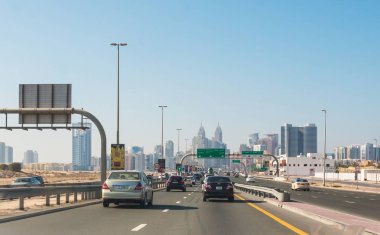 Dubai, Bae - 31 Aralık 2017: Güneşli bir günde Dubai'deki Sheikh Zayed Road'daki gökdelen yolları, Birleşik Arap Emirlikleri