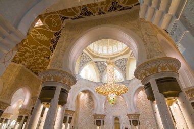 Abu Dabi, Bae - 3 Ocak 2018: Şeyh Zayed Ulu Camii, Birleşik Arap Emirlikleri'nin en büyük camisinin minaresi. Dünyanın en büyük avizelerinden birine bakış