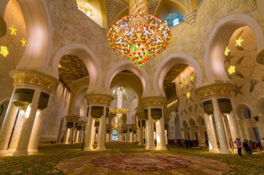 Abu Dabi, Bae - 3 Ocak 2018: Şeyh Zayed Ulu Camii, Birleşik Arap Emirlikleri'nin en büyük camisinin minaresi. Dünyanın en büyük avizelerinden birine bakış