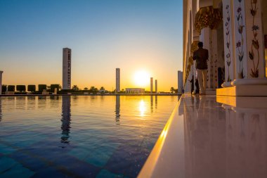 Abu Dabi, Bae - 1 Ocak 2018: Şeyh Zayed Ulu Camii, Birleşik Arap Emirlikleri'nin en büyük camisi ve dünyanın sekizinci büyük camisi. Abu Dabi, Birleşik Arap Emirlikleri