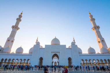 Abu Dabi, Bae - 1 Ocak 2018: Şeyh Zayed Ulu Camii, Birleşik Arap Emirlikleri'nin en büyük camisi ve dünyanın sekizinci büyük camisi. Abu Dabi, Birleşik Arap Emirlikleri