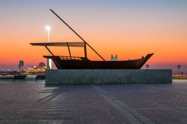 Gün batımında Abu Dabi'de tekne heykeli