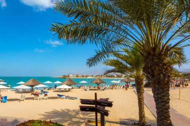 Ras Al Khaimah, Bae - 5 Ocak 2018: Şezlonglu lüks yüzme havuzu