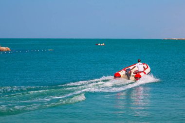 Ras Al Khaimah, Bae - 3 Ocak 2018: Lüks tatil beldesinde jetskiye binen turistler