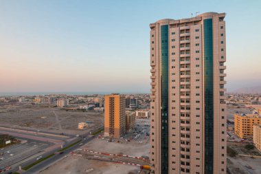 Gökdelenin tepesinde bulunan bardan Ras Al Khaimah'a havadan görünüm