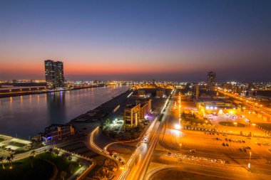 Gökdelenin tepesinde bulunan bardan Ras Al Khaimah'a havadan görünüm